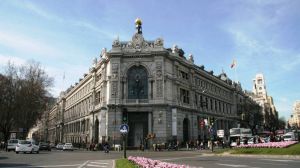 El Gobernador del Banco de España pide más fusiones de bancos
