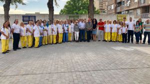 El alcalde de Jaén visita a los trabajadores que se encargarán de la limpieza de los centros de Infantil y Primaria de la ciudad