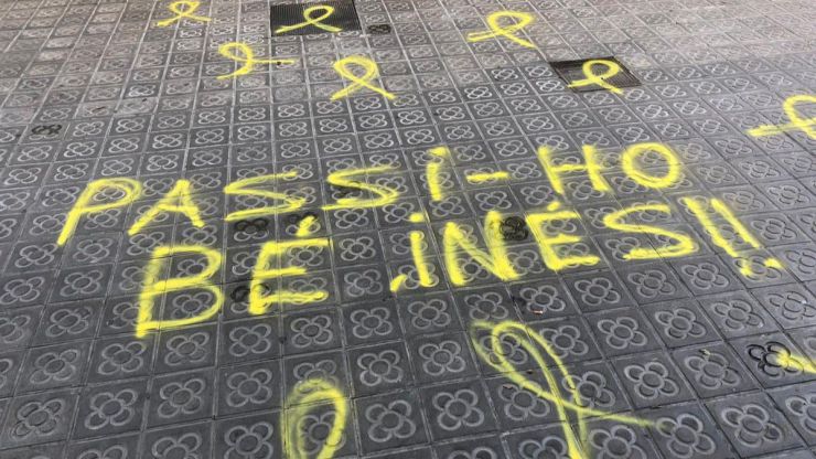 Lazos amarillos y pintadas en el adiós de Arrimadas al Parlament