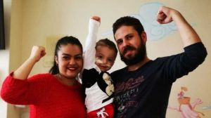 Un pequeño gran héroe recibe el alta tras seis trasplantes en plena epidemia