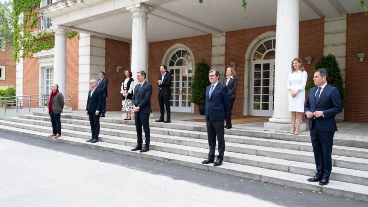 Sánchez firma con sindicatos y patronal el pacto para prorrogar los ERTE