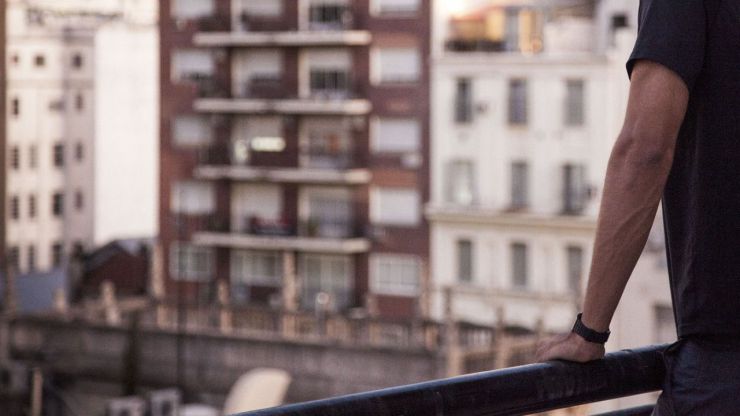 Un joven es detenido por intentar tirar por el balcón a su compañera de piso