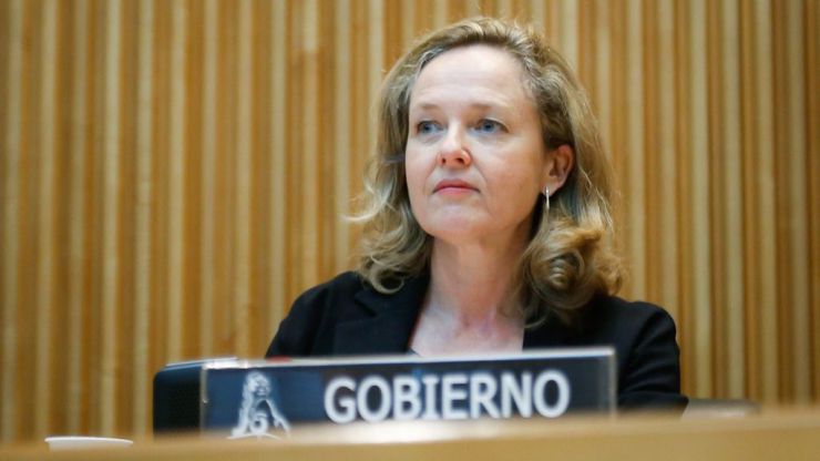 Nadia Calviño aboga por reforzar sectores clave como el turismo, comercio y automoción