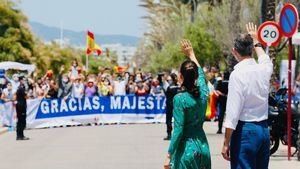 Los Reyes saludan a los primeros turistas internacionales: 