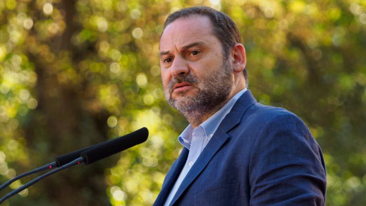 Ábalos señala que Feijóo 'escondió' las siglas del PP y apostó por 'marcar diferencias' con la dirección nacional
