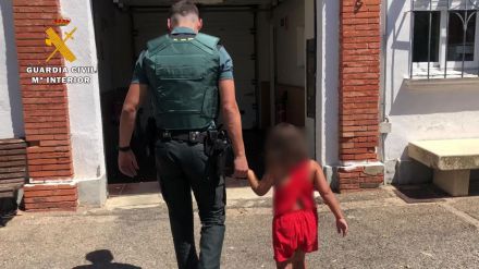 La Guardia Civil auxilia a una niña de 7 años abandonada en plena carretera