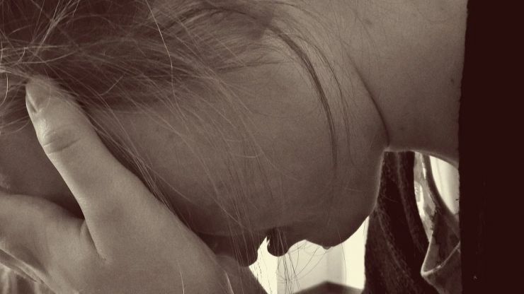 Abusó sexualmente y de forma reiterada de la hija de su pareja