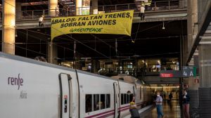 Greenpeace despliega una pancarta en Atocha para denunciar la supresión de trenes