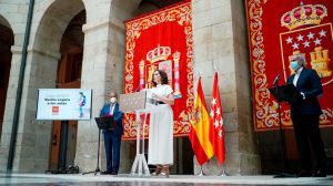Ayuso prepara una 'operación retorno' sanitaria para frenar el estallido de casos en Madrid