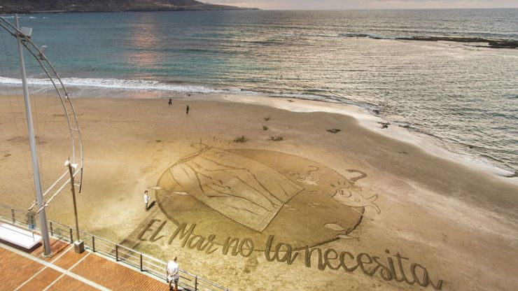 Una gran postal de arena para denunciar el impacto de las mascarillas abandonadas en el mar