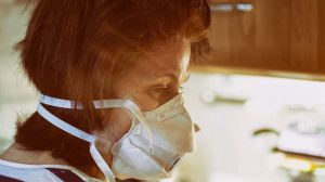 Cuidado con los sitios cerrados: El coronavirus se contagia por el aire al inhalar el patógeno