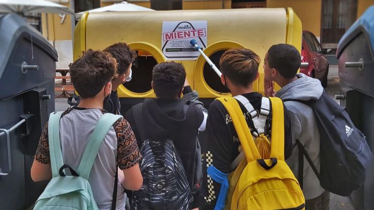 'Ecoembes miente': Miles de pegatinas aparecen en contenedores amarillos de toda España