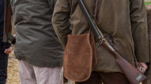 Se le dispara el arma tras sufrir un traspiés y mata a su compañero de caza