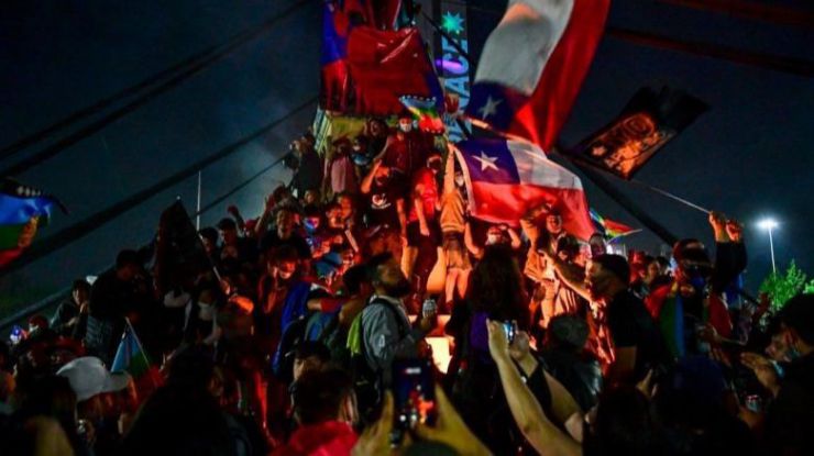 IU: 'Chile pone punto y final de forma brillante a la 'democracia condicionada' que arrastraba'
