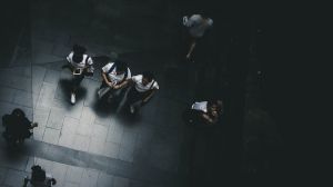 Un conserje se aprovechaba de una alumna cuando su madre llegaba tarde a recogerla