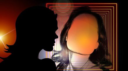 Algunas escritoras ocultan su identidad para presentarnos sagas de intriga y suspense