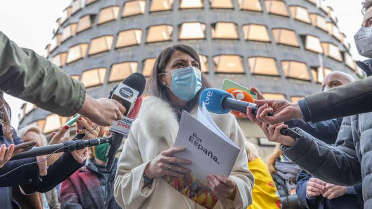Olona: Del 'desfilando, Arnaldo' a su dura crítica al TC por 'abandonar al pueblo español'