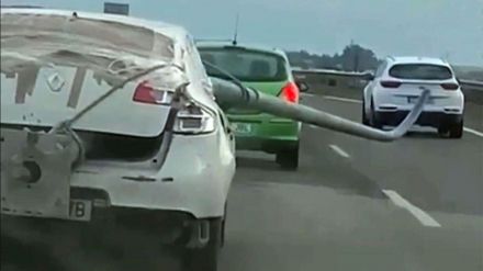 Circulando por la autovía con una farola robada sobresaliendo por la ventanilla