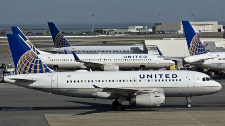 Miente al subir al avión y muere durante el vuelo a causa del Covid-19