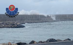 Susto viral: Un remero es arrastrado por las olas mientras corría en Orio