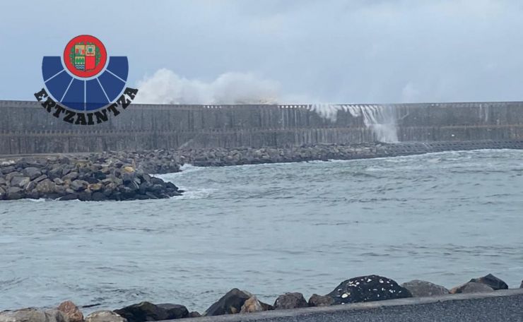 Susto viral: Un remero es arrastrado por las olas mientras corría en Orio