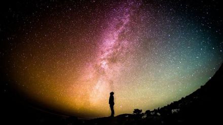 Una mirada al cielo: De los entresijos de la materia oscura a la existencia de extraterrestres