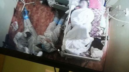 Viral: Tres sanitarios pasan la noche en vela junto a la cama de una paciente con coronavirus