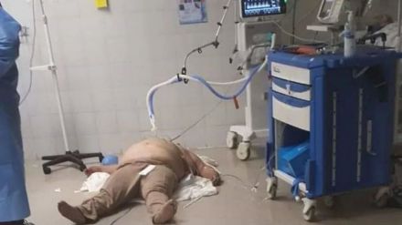 La imagen viral de un paciente de Covid-19 que fue atendido en el suelo de un hospital