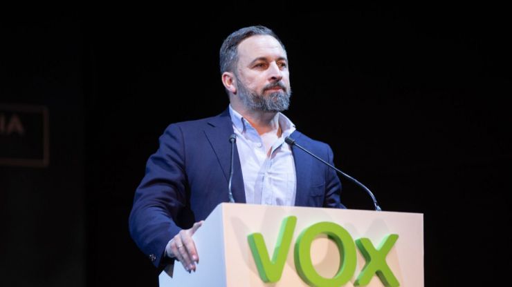 Abascal: 'Sánchez e Iglesias siguen calentándose mutuamente los sillones del poder'