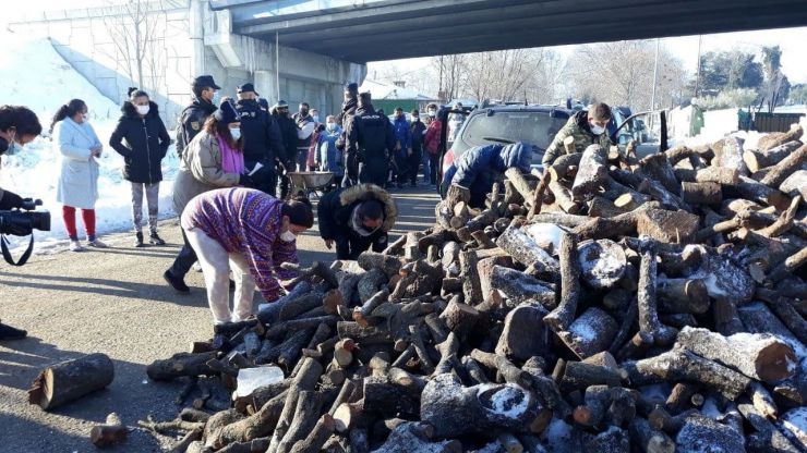 Unidas Podemos envía 11.000 kilos de leña a la Cañada Real ante la 'inacción' de Ayuso