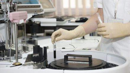 Investigan la cura inexplicable de un paciente con cáncer tras contagiarse de Covid-19
