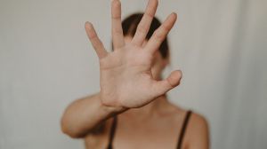 Condenado a 17 años de cárcel por maltratar y abusar de su novia de 15 años