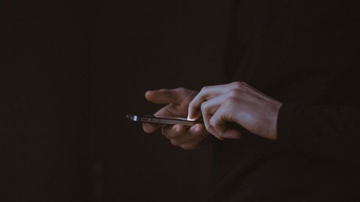 Un juez considera que un ciudadano no puede subir en directo a las redes sociales una actuación policial