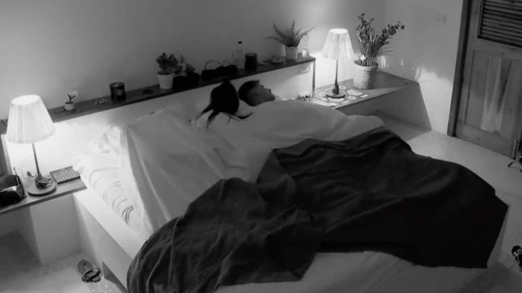 'La isla de las tentaciones 3' estalla: Lola y Carlos se 'dejan querer' mientras Lucía duerme
