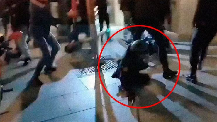 Detenidas dos personas por agredir a una policía durante los disturbios de la semana pasada
