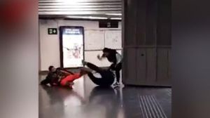 Agreden a un vigilante de seguridad por reprocharles colarse en el tren en Barcelona
