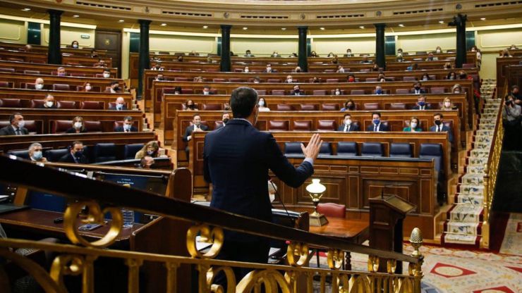 Sánchez pide a Casado que 'haga una oposición útil y deje de ser aperitivo del plato fuerte que es Vox'