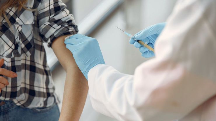 La vacuna contra el COVID-19 podría ayudar con la esclerosis múltiple