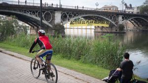 Acción de Greenpeace en el puente de Triana para pedir la activación del Plan Respira