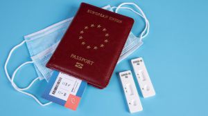 La "inaudita" decisión de Bruselas de aceptar un pasaporte de vacunación restringido