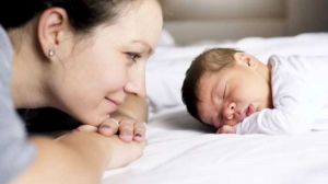 La justicia reconoce el derecho de una mujer sin pareja a acumular el permiso de maternidad y de paternidad