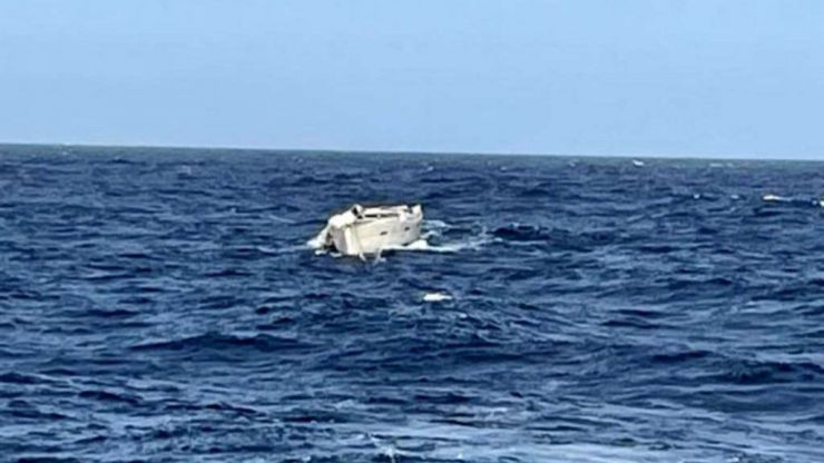 Un velero auxiliado en su tránsito a la Escuela Naval Militar
