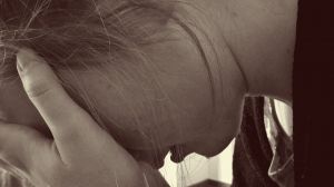 Dos años de cárcel por abusar de su hija de 6 años mientras le ponía pornografía