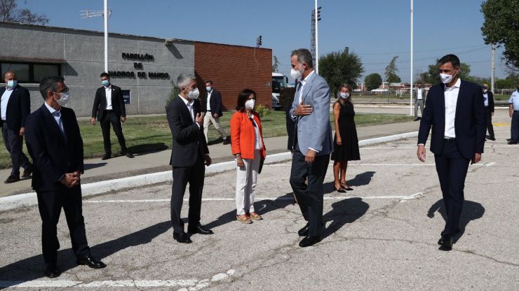 Pedro Sánchez acompaña a Felipe VI en su visita al dispositivo de acogida temporal para los afganos