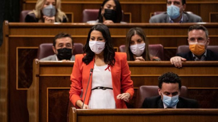 Arrimadas al Gobierno: '¿Van a dejar que Cataluña sea el 'far west' lingüístico?'