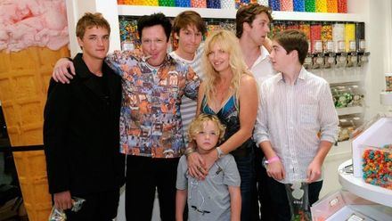 Hudson, a la izquierda junto a su padre