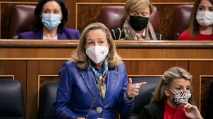 Calviño defiende la reforma laboral del Gobierno pese a los ataques de la oposición