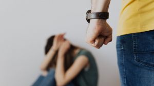 31 años y nueve meses de prisión por violar, quemar, humillar y amenazar a su pareja