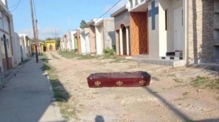 Se encuentra con el ataúd de su hijo tirado en el suelo del cementerio al ir a trabajar