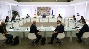 Sánchez recurre a los agentes sociales para 